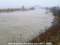 Bečva na toku pod jezem u Troubek za povodňové situace 29. 3. 2006 - v pozadí most komunikace č. II/434 na ř. km 1,2 (Zdroj: Obec Troubky)