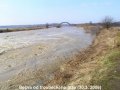 Bečva na toku pod jezem u Troubek za povodňové situace 30. 3. 2006 - v pozadí most komunikace č. II/434 na ř. km 1,2 (Zdroj: Obec Troubky)