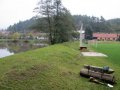 Hráz rybníka v Tasově nad hřištěm