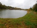 Bezejmenná vodní nádrž nacházející jihozápadně od intravilánu, foceno od komunikace č. III/10576