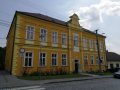 Historická budova školy v Lovčicích