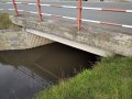 Stagnující voda v korytě pod silničním mostem, po proudu, ř. km 6.99