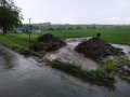 Povodeň 16. 6. 2019 - Zatarasení příkopu, aby nedošlo k vniknutí přívalových vod do obce