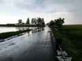 Povodňová aktivita 22.5.2017 - akumulace vody za silničním tělesem a přeliv přes silnici (silnice č. III/43321, pod hřbitovem)