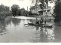 Povodeň v roce 1978 - voda v intravilánu obce (vlevo domy č. p. 57 a 91)