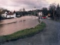 Povodeň v březnu roku 2000 - voda v intravilánu obce (vlevo hasičská zbrojnice, uprostřed železniční most)