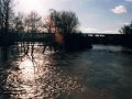 Povodeň v březnu roku 2000 - pohled na železniční most (po proudu)
