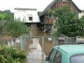 Povodeň v srpnu roku 2006 - voda v intravilánu obce (dům č. p. 60)