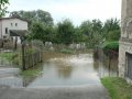 Povodeň v srpnu roku 2006 - voda v intravilánu obce (vlevo dům č. p. 8, vpravo okraj domu č. p. 10)