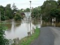 Povodeň v srpnu roku 2006 - voda v intravilánu obce (uprostřed železniční most)