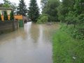 Povodeň v roce 2013 - zaplavená ulice K Zastávce (nalevo dům č. p. 61)