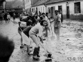 Povodeň 13. srpna 1951 - nám. Míru pokryté bahnem z Benátek, Karlovské a od cihelny (25 cm výšky)
