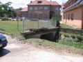 Povodně v roce 2007 (povodňové škody) - zaklíněné spláví a bahno na mostě Na Návsi