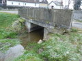 Mostek přes Pilský potok v centru obce Drhovice