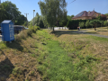Koryto přítoku Částkovského potoka u parkoviště