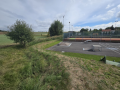 Protipovodňová hrázka nad hřištěm
